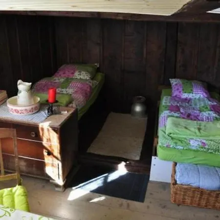Zimmer In Uriger Rustikalen Alphuette Auf Bewirtschafteter Alp Hoch In Den Bergen, Inkl Vp Leukerbad