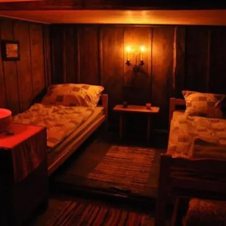 Zimmer In Uriger Rustikalen Alphuette Auf Bewirtschafteter Alp Hoch In Den Bergen, Inkl Vp Appartement Leukerbad